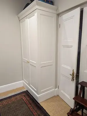 a white closet with a door in a room at La Montagne Observatory in Cape Town