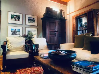 a living room with a couch and a coffee table at De Dapper Huys in Philadelphia