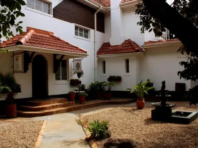 a house with a courtyard with potted plants at Linge Longa in Worcester