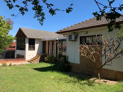 a house in the suburbs of melbourne at 37 Toner Street North in Cape Town