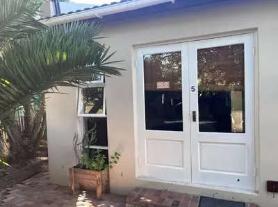 Gallery image of Lovely Garden Studio 5 - 10 min walk to the beach in Cape Town