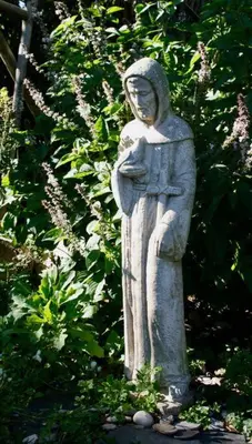 a statue of a woman standing in a garden at PONDOKKIE in Greyton