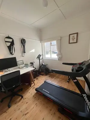 a room with a treadmill and a desk and a treadmill at Lala Panzi House - Grotto Beach, Voëlklip in Hermanus