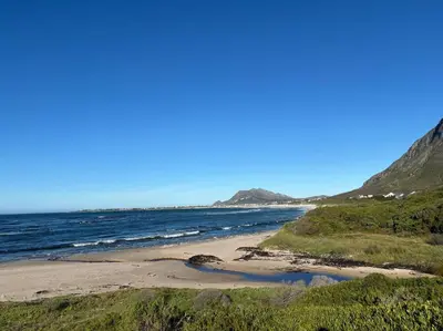 Gallery image of Beachside cottage with breathtaking views in Bettyʼs Bay