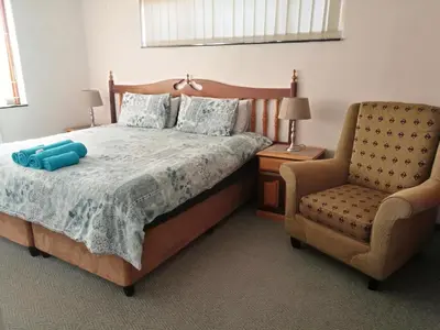 a bedroom with a bed and a chair at Getaway Self-Catering Panorama in Panorama