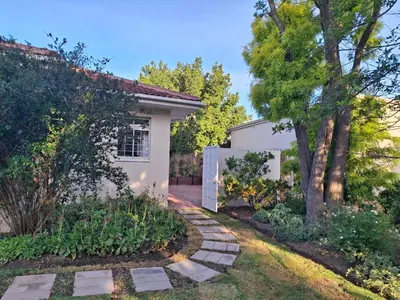 a garden in front of a house at Paradysrus in Stellenbosch