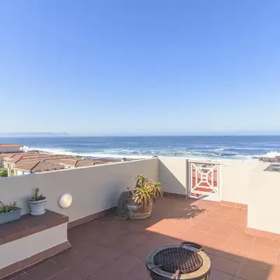 Oceanfront Escape with Spacious Balcony Hermanus