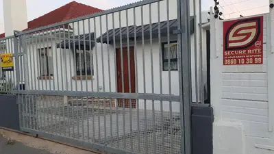a gate in front of a house at Shalom Batchelor in Strand