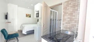 a bathroom with a sink and a shower in a room at Twinex Accommodation Parow in De Grendel