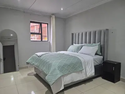 a bedroom with a large bed and a window at Maglovir Economy in Tiervlei