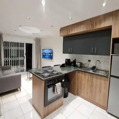 Oasis - Renovated - Queen extra length bed apartment