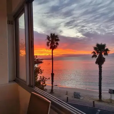 'Top Flat' Apartment with Easy Beach Access