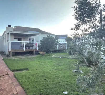 a house with a yard with a yard at Chelmsford Close Pinehurst - Excellent location! in Oakdale