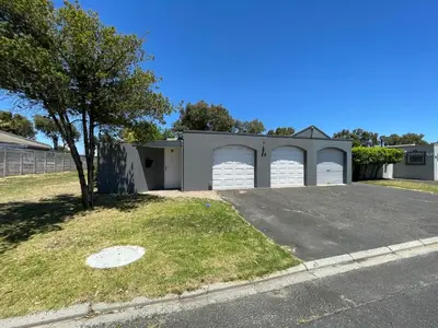 a house with two garage doors and a driveway at Vynhubia in Monte Vista