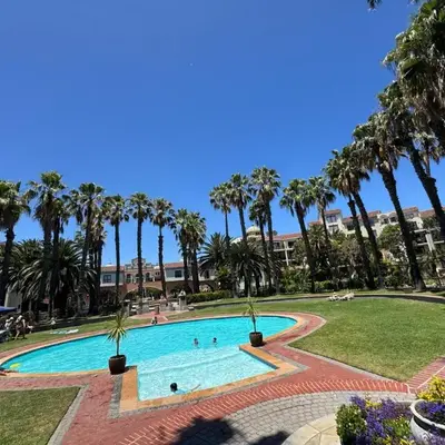 Family Oasis with Pool close to Shopping Center