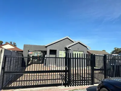 a black fence in front of a house at 29 on Windsor Rooms- in Camelot,Kuilsriver in Silver Sands