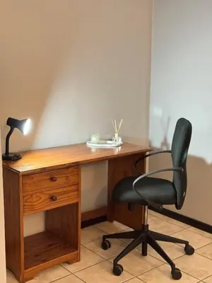 a desk with a black chair and a lamp at Worcester Cozy Stay - Apto 1 in Worcester