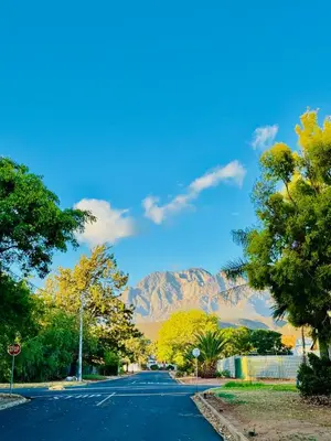 an empty street with a mountain in the background at Worcester Cozy Stay - Apto 1 in Worcester