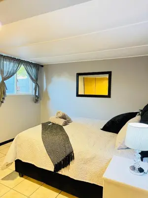 a bedroom with a bed and a window at Worcester Cozy Stay - Apto 2 in Worcester