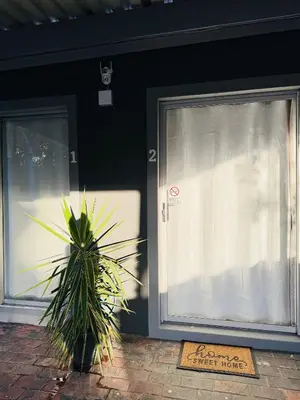a plant sitting in front of a front door at Worcester Cozy Stay - Apto 2 in Worcester