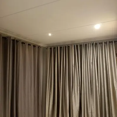 a room with curtains and a ceiling at Capetown Adilo Villa in Cape Town