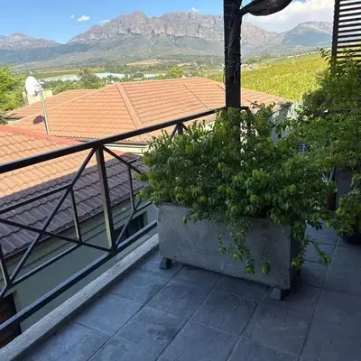Balcony mountain views free fibre-wifi aircon and parking