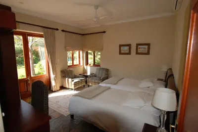 a bedroom with a large white bed in a room at Kingsbury Cottage in Breerivier