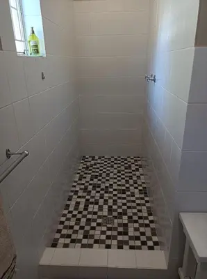 a bathroom with a black and white tiled shower at Kleine Nessie in Worcester