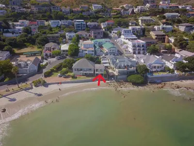 an aerial view of a beach with a red arrow at By Die See in Gordonʼs Bay