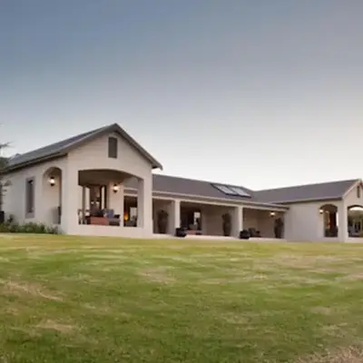 Under Oaks Guesthouse