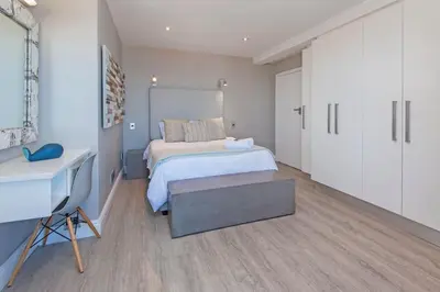 Gallery image of Marine Court 5 by BACK IN TOWN - 2Bedroom Ocean-facing Apt in Hermanus Centre in Hermanus