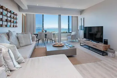 Gallery image of Marine Court 5 by BACK IN TOWN - 2Bedroom Ocean-facing Apt in Hermanus Centre in Hermanus