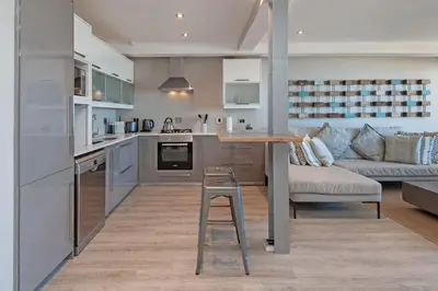 Gallery image of Marine Court 5 by BACK IN TOWN - 2Bedroom Ocean-facing Apt in Hermanus Centre in Hermanus