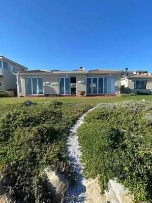 a house with a pathway leading into a yard at Huis by die See in Hermanus