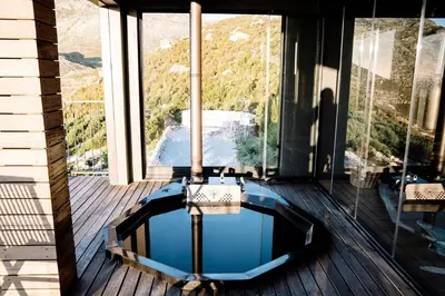 a room with a bath tub on a wooden deck at Klein-Hangklip in Rooiels
