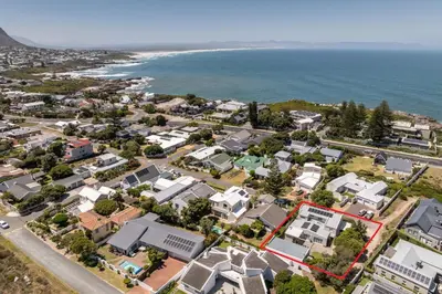 an aerial view of a suburb next to the ocean at Tuis en Tevrede - 1 Bedroom Flat in Hermanus