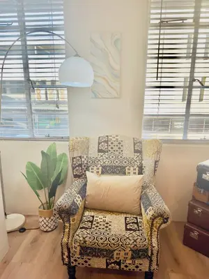 a living room with a chair and a plant at Kaneel Suiker - Paarl - Self Catering Apartment in Paarl